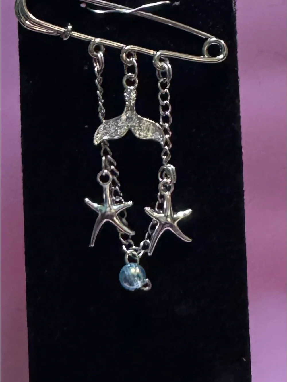 🧜🏼‍♀️ Silver toned Safety Pin Brooch with Blue Bead and Starfish